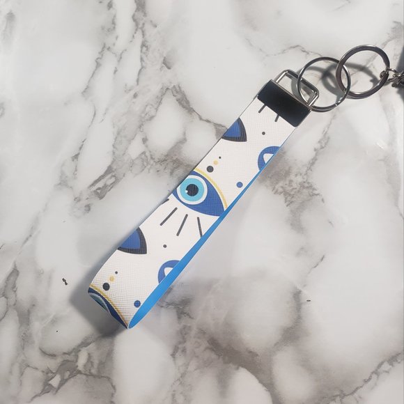 Wristlet with Heart Keychain - Picture 2 of 3